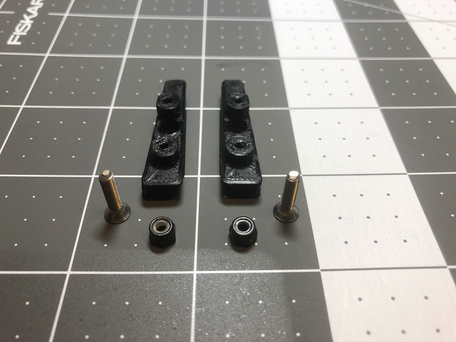 TLR 22 4.0 and 22T 4.0 Battery Strap Mounting System TLR 22 4.0 and 22T 4.0 Battery Strap Mounting System