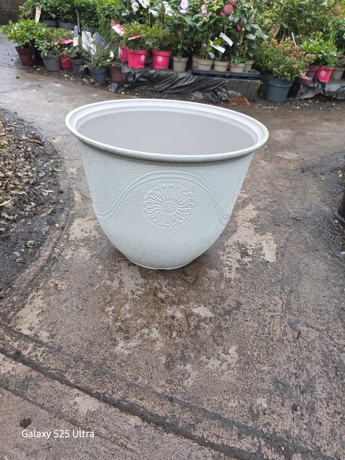 Round White Pebble pot