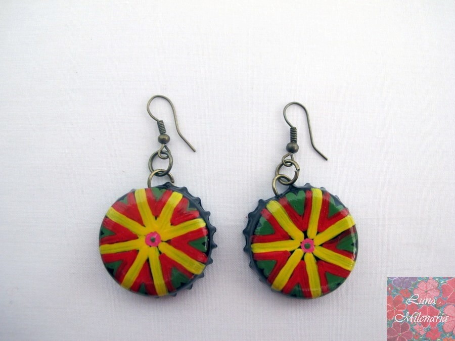 Aretes de corcholatas pintadas a mano.