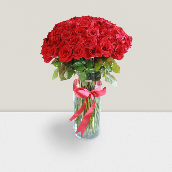 20-150 Red roses in glass vase 2022