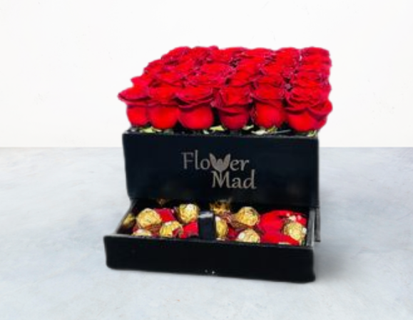 Red roses in black Flowermad box