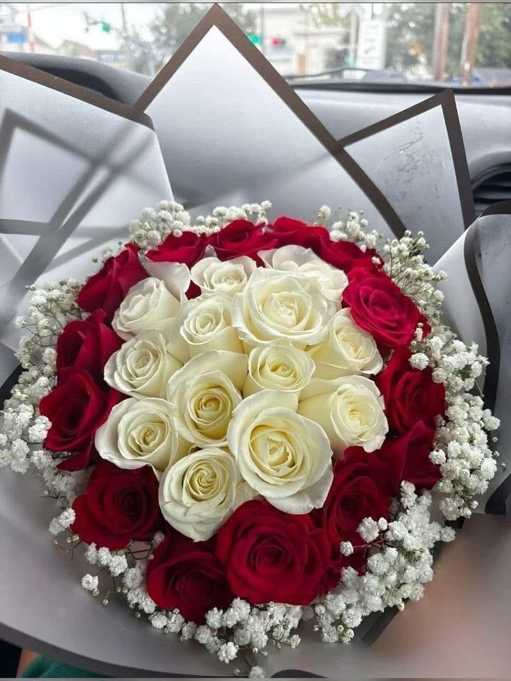 Red &amp; white roses &amp; baby flowers