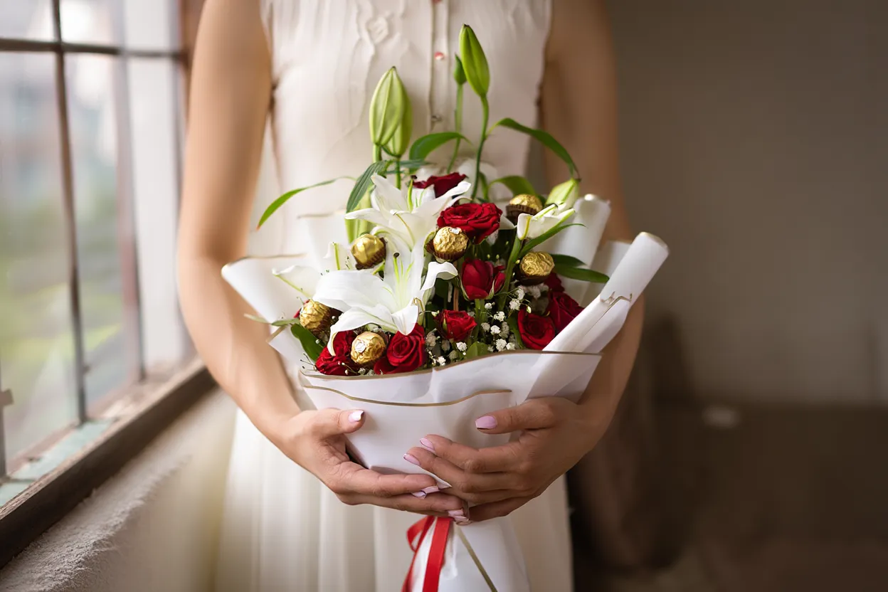 Red Roses &amp; White Lilies &amp; Ferrero Rocher (8pcs)