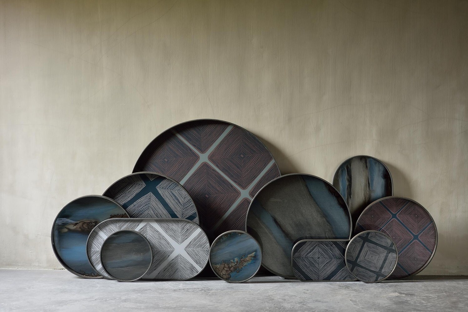 Ethnicraft - Tablett rund, 92cm - Glas, Slate Linear Squares