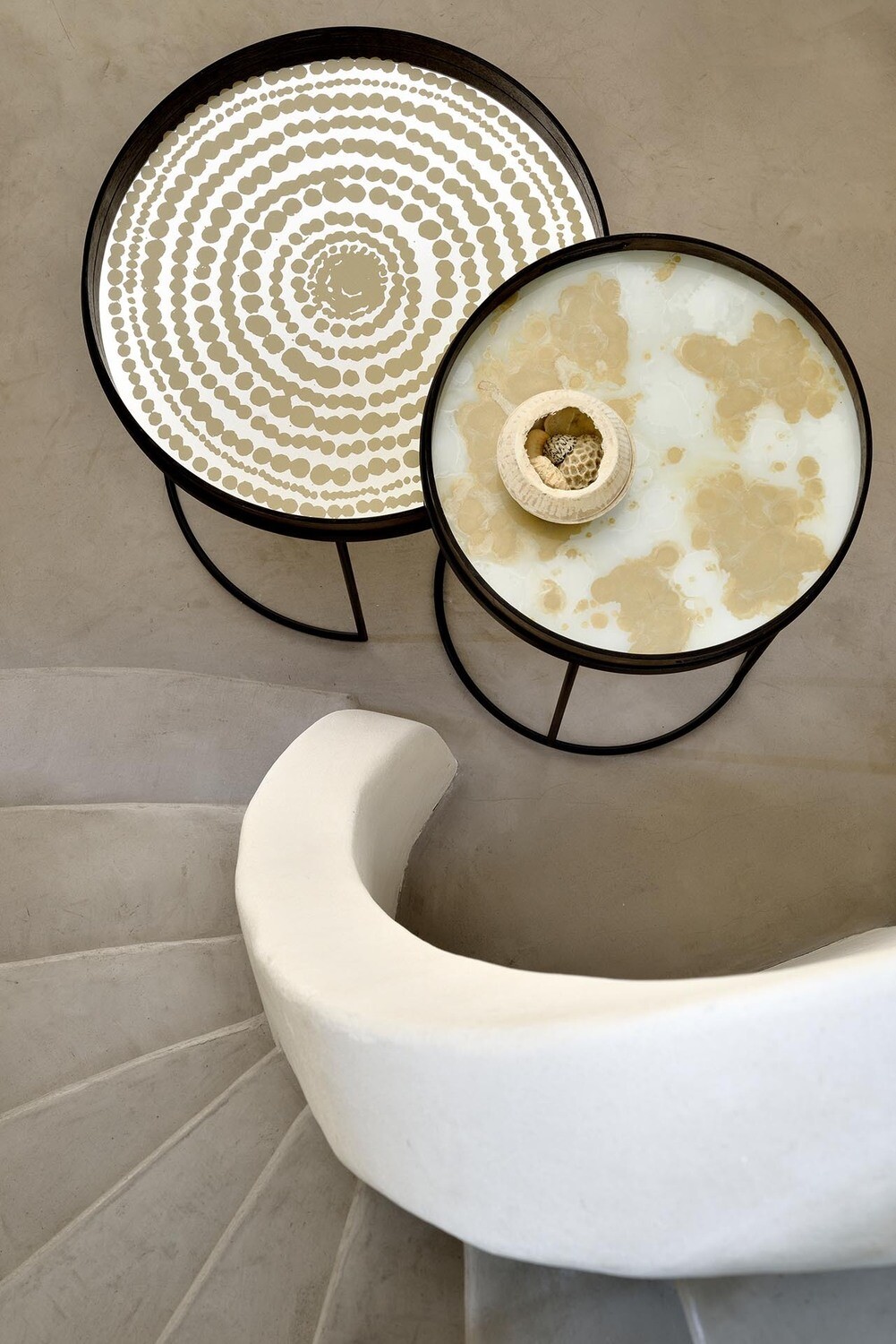Ethnicraft - Tablett rund, 61cm - Spiegelglas, Gold Beads