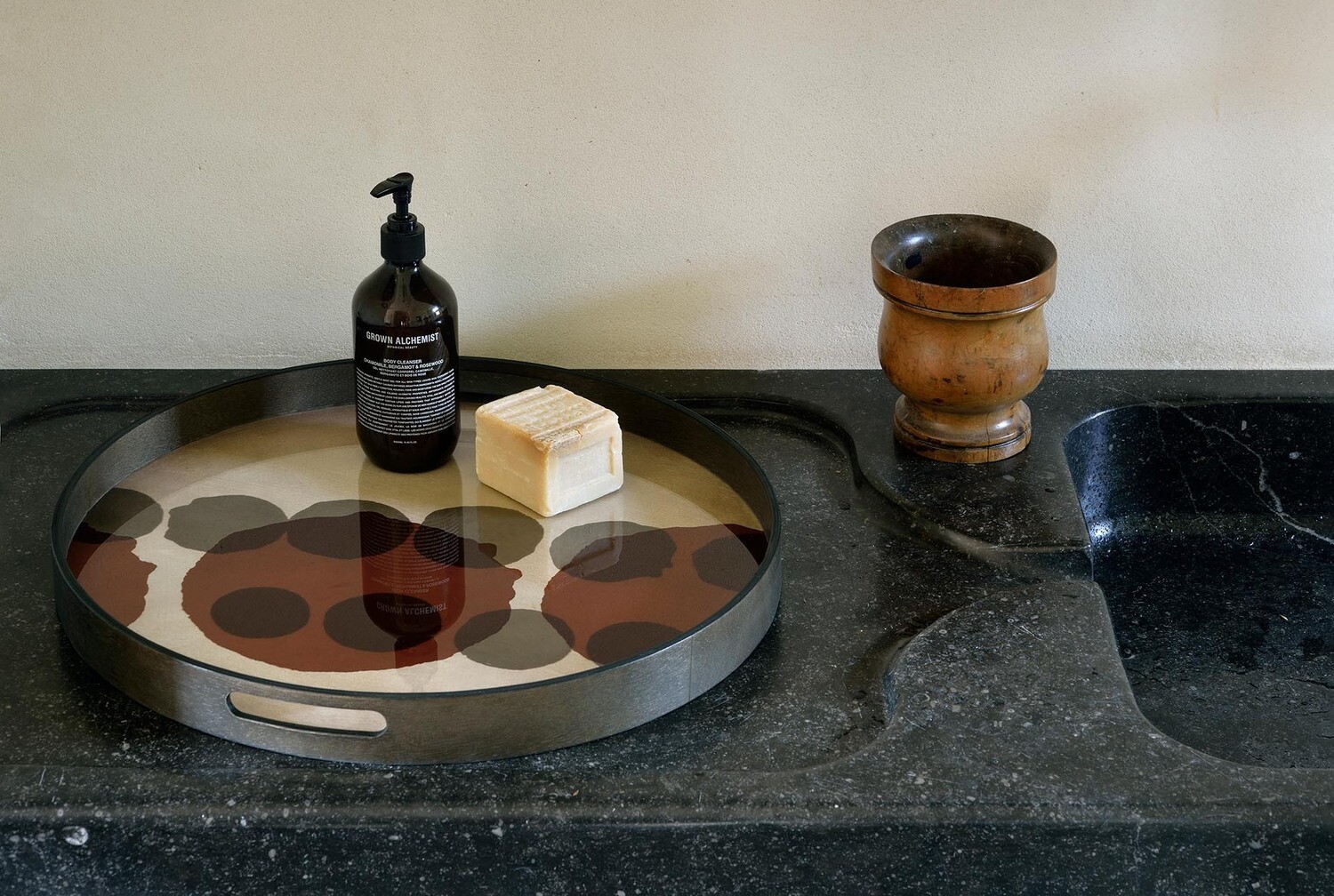 Ethnicraft - Tablett rund, 61cm - Glas, Slate Layered Dots