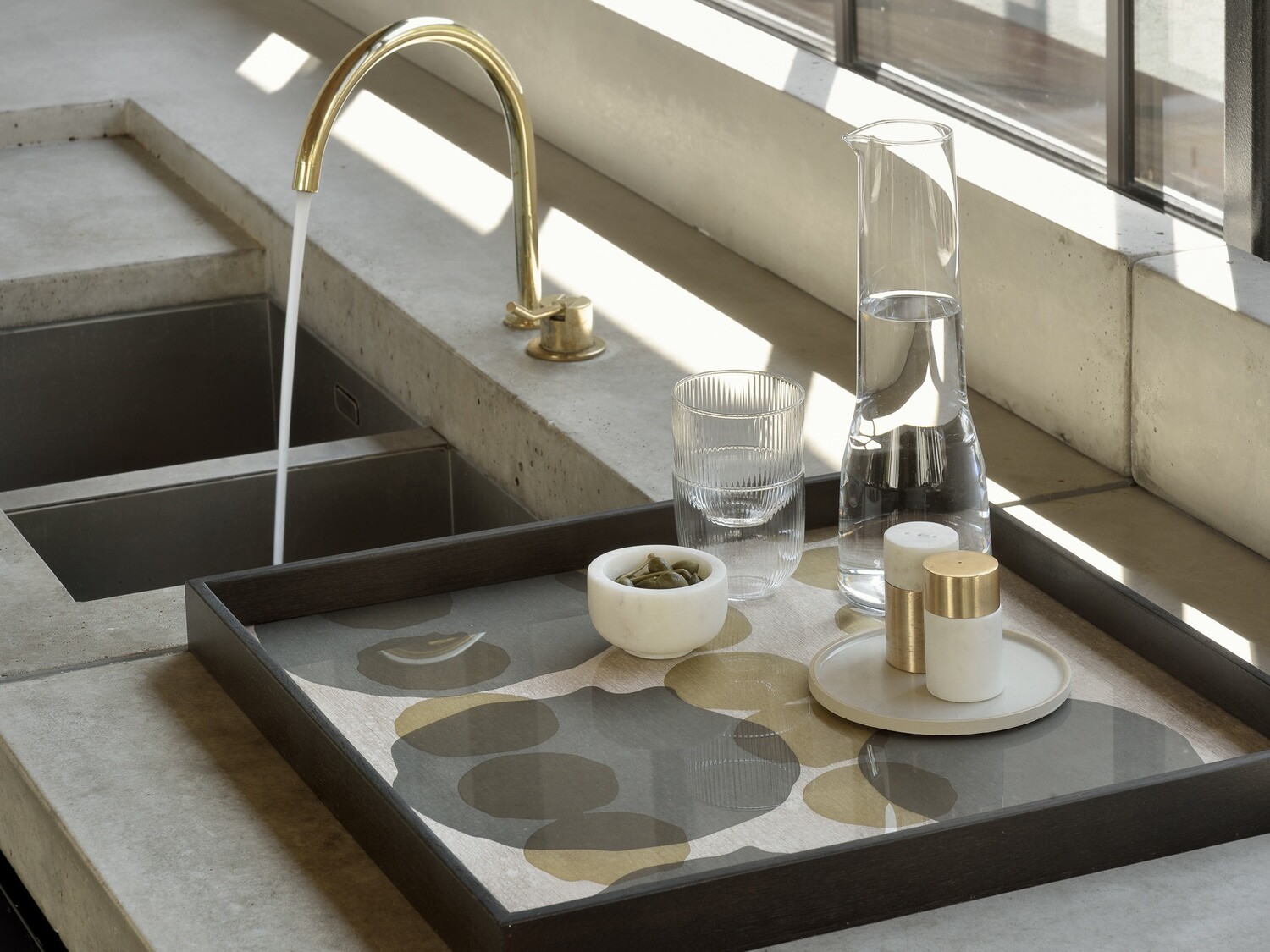 Ethnicraft - Tablett quadratisch, 51cm - Glas, Cinnamon Layered Dots
