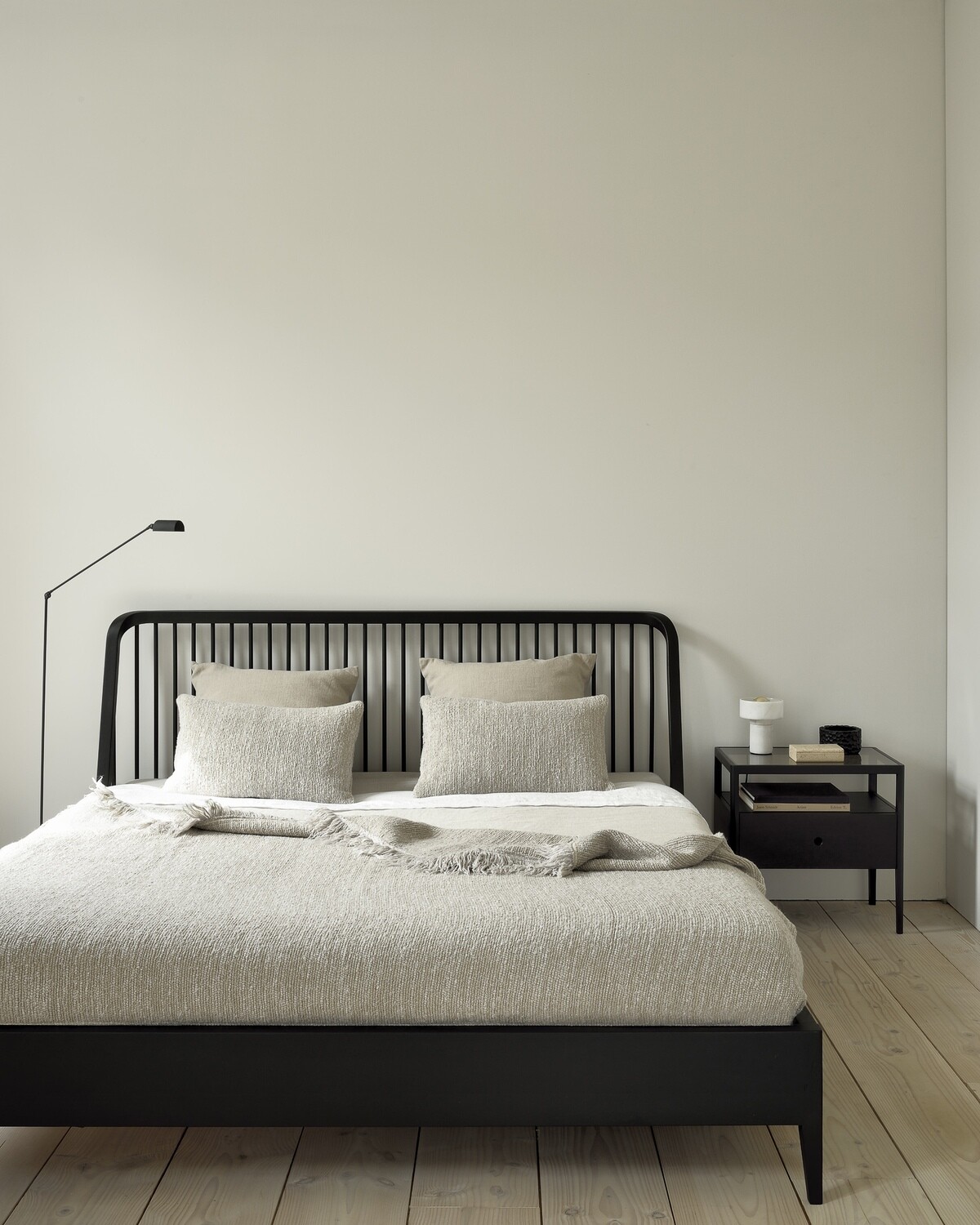 Ethnicraft - Spindle Bett - Eiche schwarz