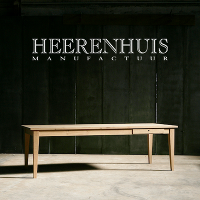 Heerenhuis - Tische aus Massivholz und Sessel