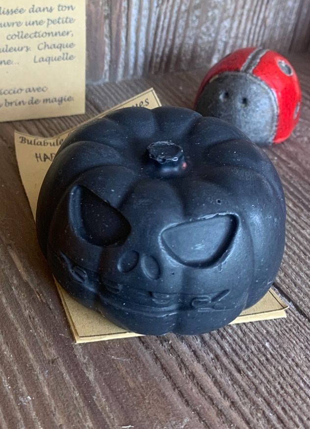 Savon Halloween 🎃 Neru purifiant au charbon 🖤 Savon Halloween 🎃 Neru purifiant au charbon 🖤