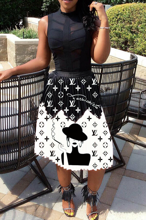 Black and White Vogue Print Pleated Skirt