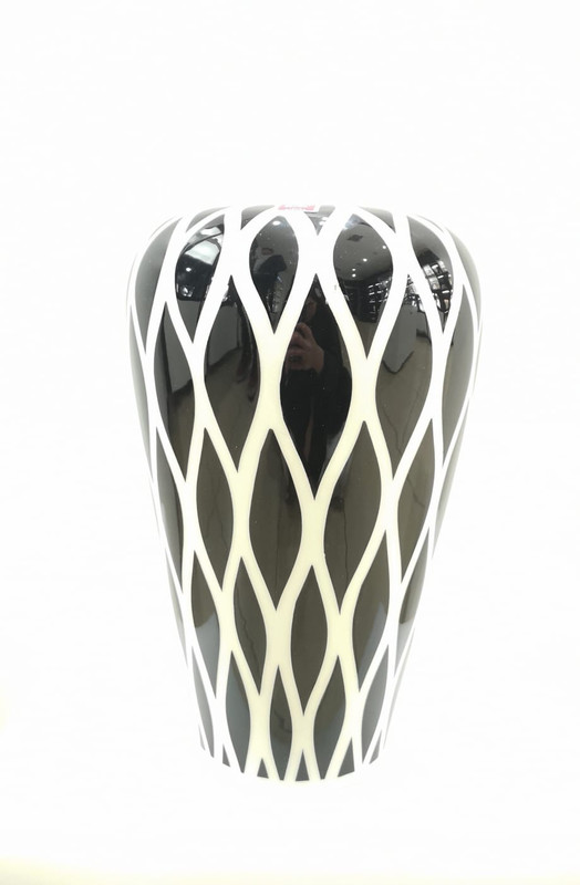 Vaso In Porcella Smaltano Nero e Bianco conico, con disegno a rete.Michielotto