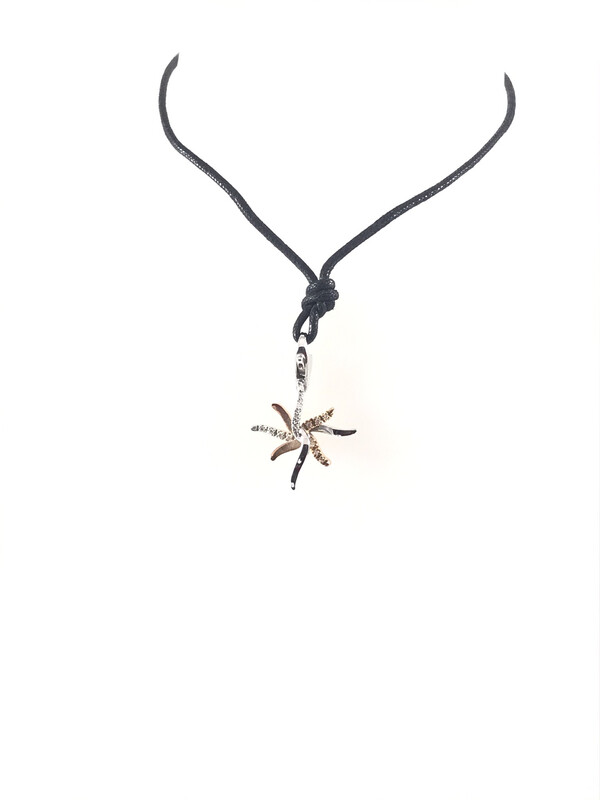 Ciondolo Stella, Comete, In Oro Bianco, Rosè 18Kt e Diamanti con Moschettone e Laccio In Cuoio. Ciondolo Stella, Comete, In Oro Bianco, Rosè 18Kt e Diamanti con Moschettone e Laccio In Cuoio.