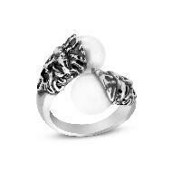 Anello contrarie in argento 925° raffigurante due maschere apotropaiche con perle coltivate naturali. Anello contrarie in argento 925° raffigurante due maschere apotropaiche con perle coltivate naturali.