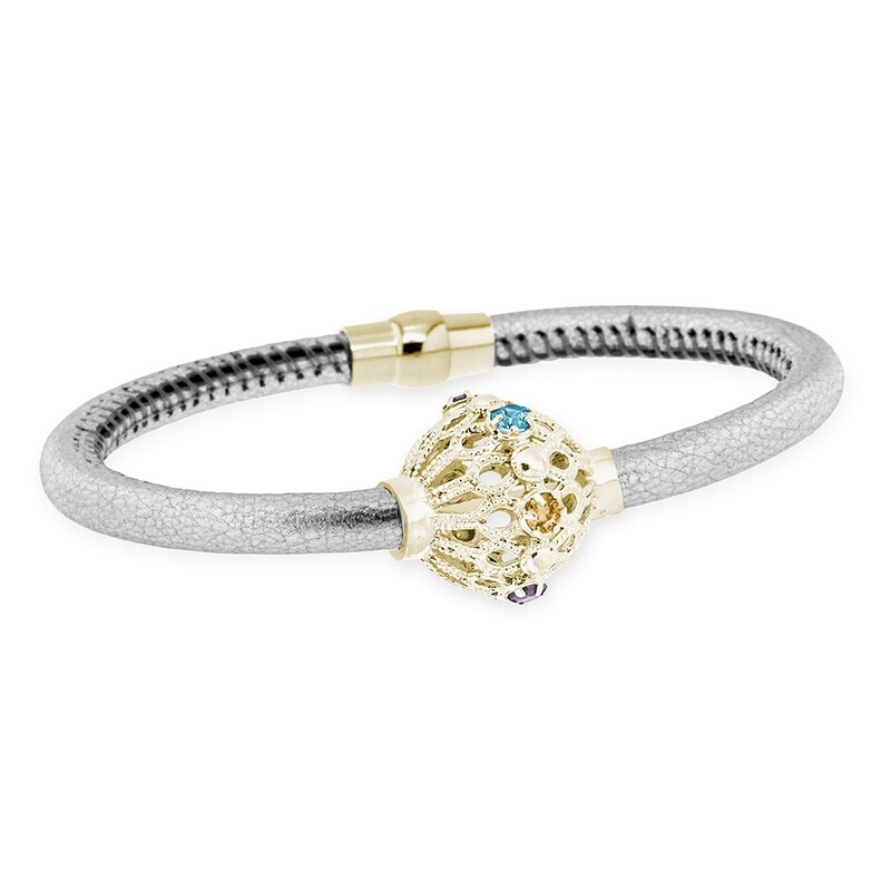 Bracciale in pelle color argento, con sfera in argento dorato, cristalli sfaccettati multicolore e chiusura in metallo. Bracciale in pelle color argento, con sfera in argento dorato, cristalli sfaccettati multicolore e chiusura in metallo.