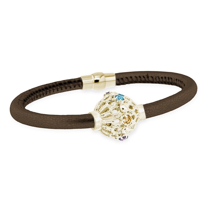 Bracciale in pelle marrone, con sfera in argento dorato e cristalli sfaccettati multicolore. Bracciale in pelle marrone, con sfera in argento dorato e cristalli sfaccettati multicolore.