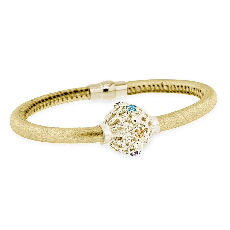 Bracciale in pelle color oro, con sfera in argento e cristalli sfaccettati multicolore, chiusura in metallo.M.Affidato Bracciale in pelle color oro, con sfera in argento e cristalli sfaccettati multicolore, chiusura in metallo.M.Affidato