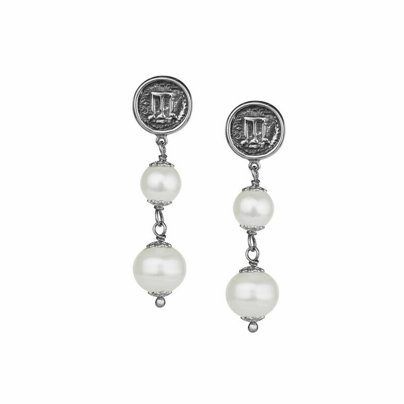 Orecchini Gerardo Sacco in argento con moneta e perle coltivate Orecchini Gerardo Sacco in argento con moneta e perle coltivate