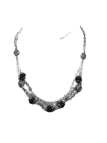 Collana con pietre nere sinacoli e monete. Collana con pietre nere sinacoli e monete.