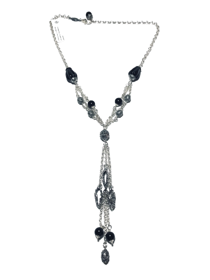 Collana in arg. 925/000, con pietre nere, maschere e sinacoli. Collana in arg. 925/000, con pietre nere, maschere e sinacoli.