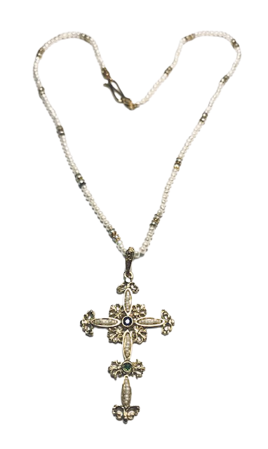 Collana e croce in oro, perline, zaffiri e smeralo Collana e croce in oro, perline, zaffiri e smeralo