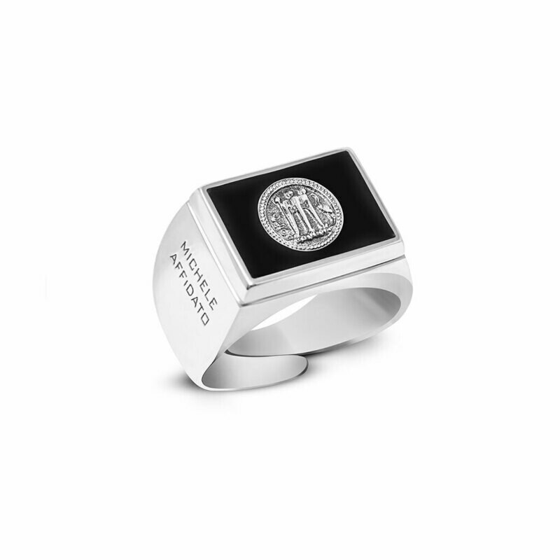 Anello – Linea My Affidato con Statere, antica moneta Magno Greca, su base di smalto colore nero Anello – Linea My Affidato con Statere, antica moneta Magno Greca, su base di smalto colore nero