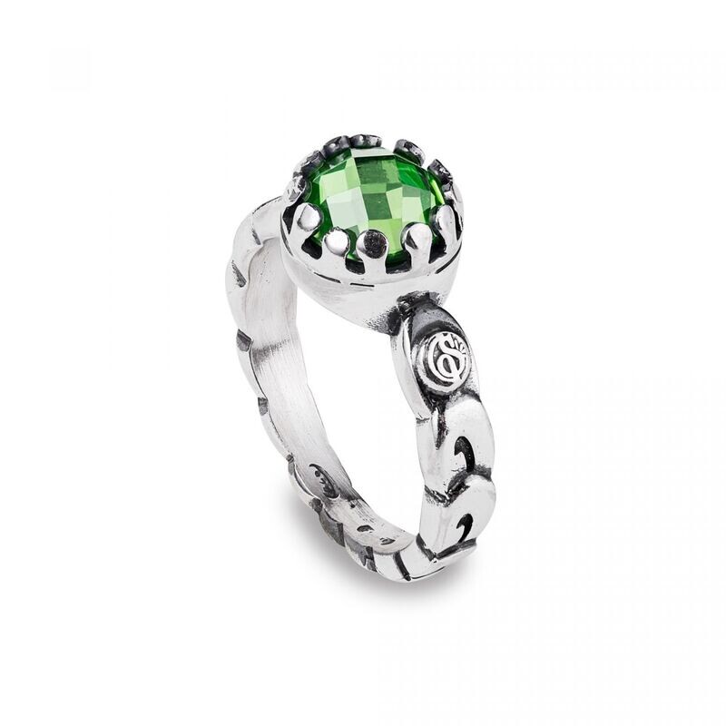Anello con pietra centrale verde