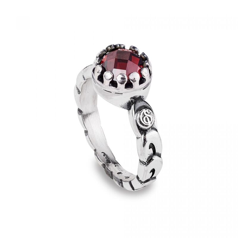 Anello con pietra centrale rosso Anello con pietra centrale rosso