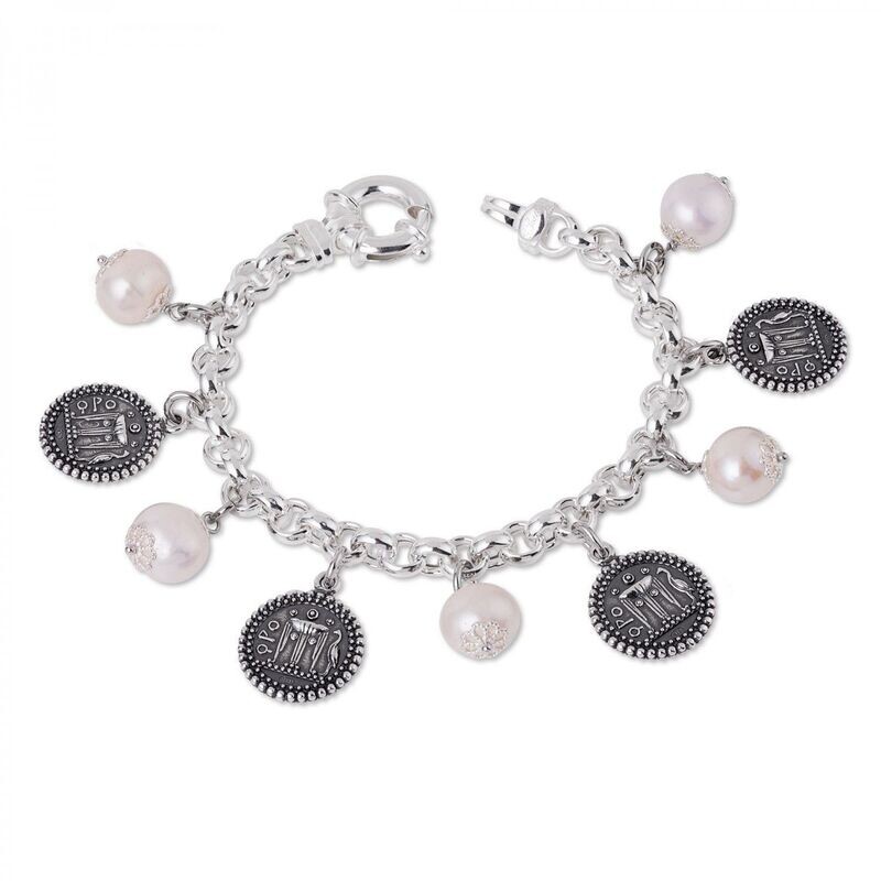 Bracciale in argento con perle e Monete Bracciale in argento con perle e Monete