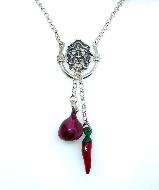 Collana con peperoncino e cipolla Collana con peperoncino e cipolla