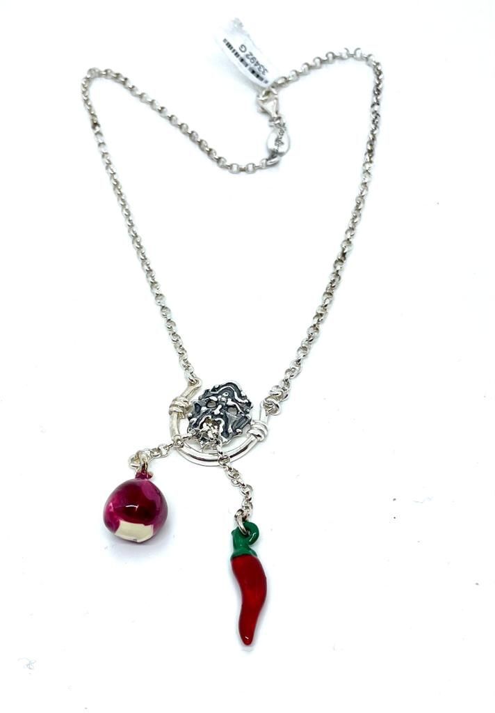 Collana con peperoncino e cipolla