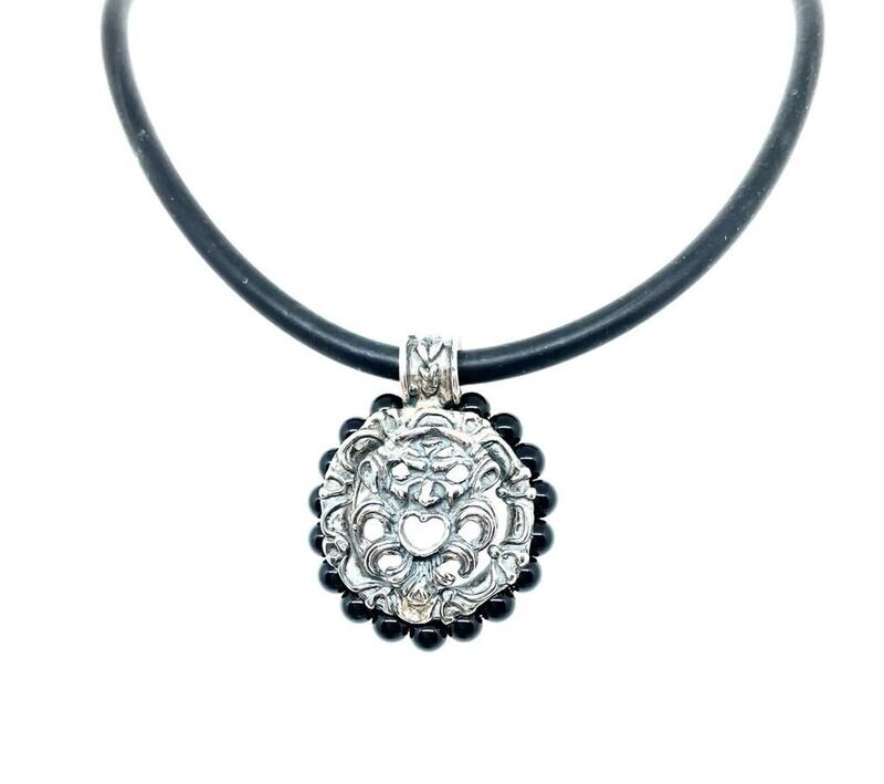 COLLANA IN CUOIO E CIONDOLO CON MASCHERA COLLANA IN CUOIO E CIONDOLO CON MASCHERA