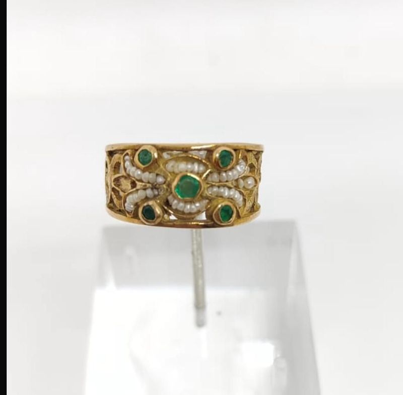 ANELLO IN ORO PERLINE E SMERALDI ANELLO IN ORO PERLINE E SMERALDI