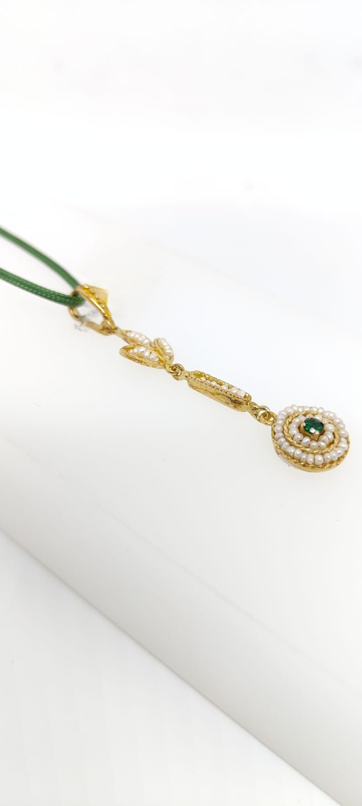 Ciondolo lungo in oro 18kt e smeraldi