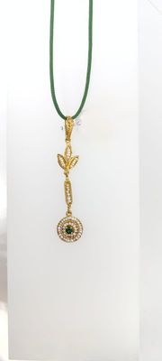 Ciondolo lungo in oro 18kt e smeraldi Ciondolo lungo in oro 18kt e smeraldi