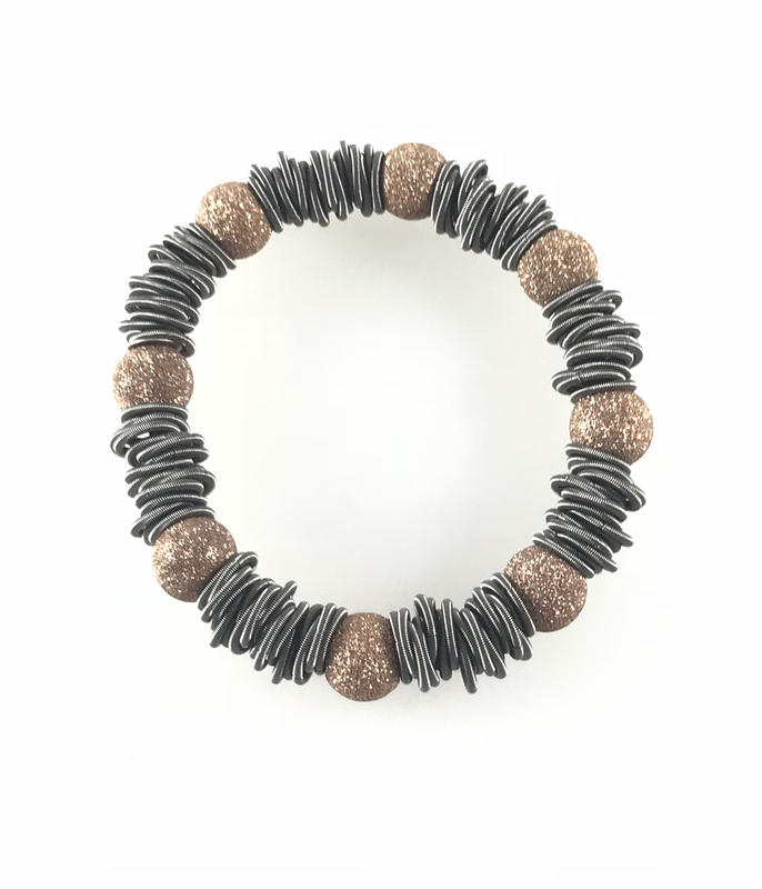 BRACCIALE ELASTICIZZATO ARGENTATO E SFERE ROSATE. Ref. BREL01