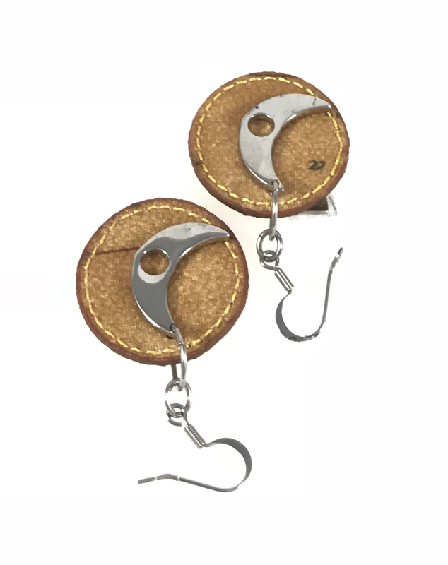 ORECCHINI CON MEZZALUNA E DISCO IN PELLE ORECCHINI CON MEZZALUNA E DISCO IN PELLE