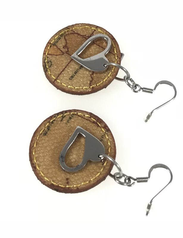 ORECCHINI CON CUORE IN ACCIAIO E DISCO IN PELLE A.M,