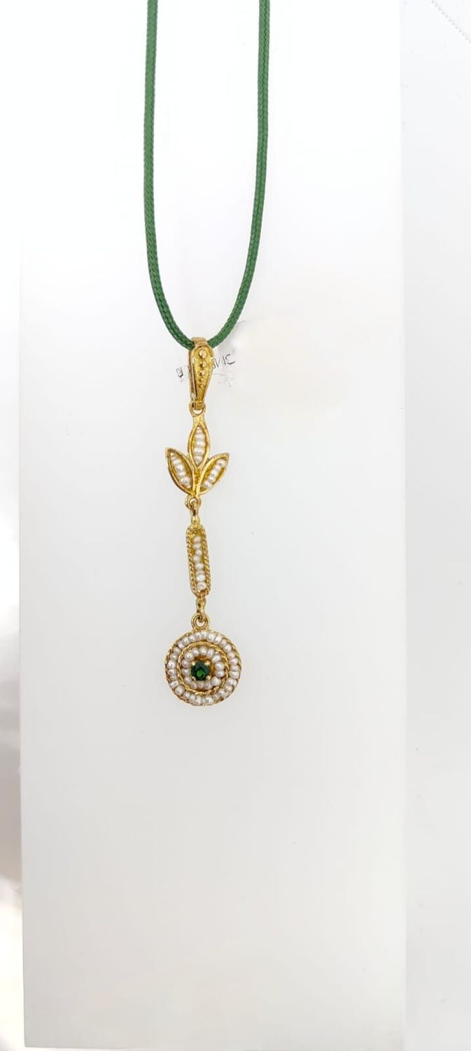 Ciondolo lungo in oro 18kt e smeraldi