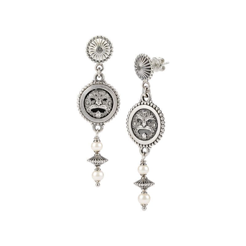 Orecchini pendenti argento brunito con perle e simbolo Orecchini pendenti argento brunito con perle e simbolo