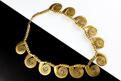 Collar precolombino dorado espirales Collar precolombino dorado espirales