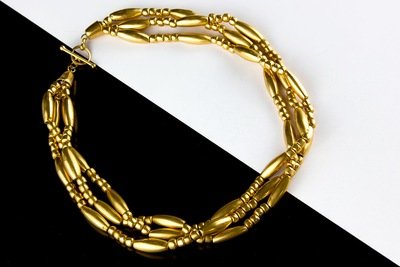Collar precolombino dorado de cuentas enlazado Collar precolombino dorado de cuentas enlazado