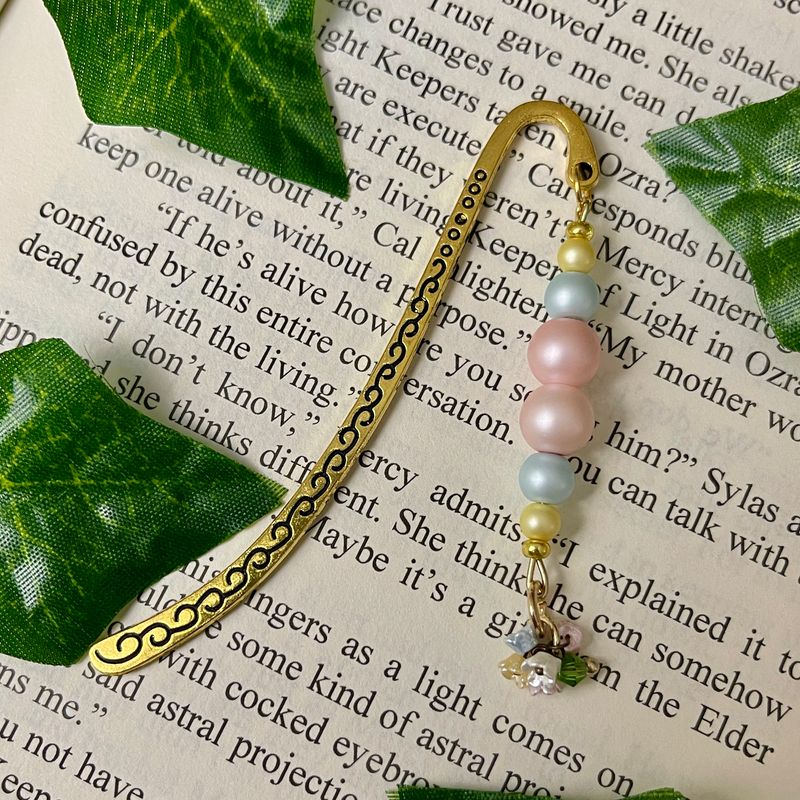 Pearly Flower Bouquet MINI Book Hook