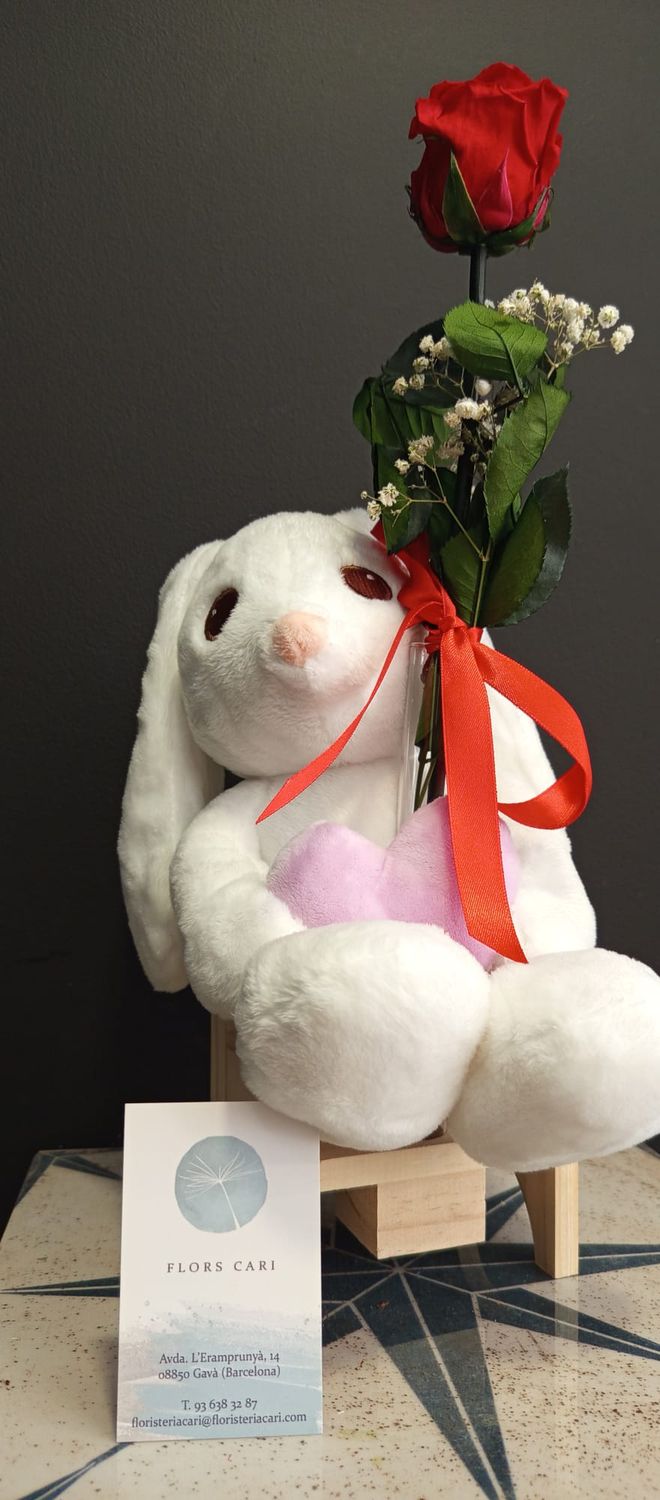 Rosa eterna con conejito de peluche