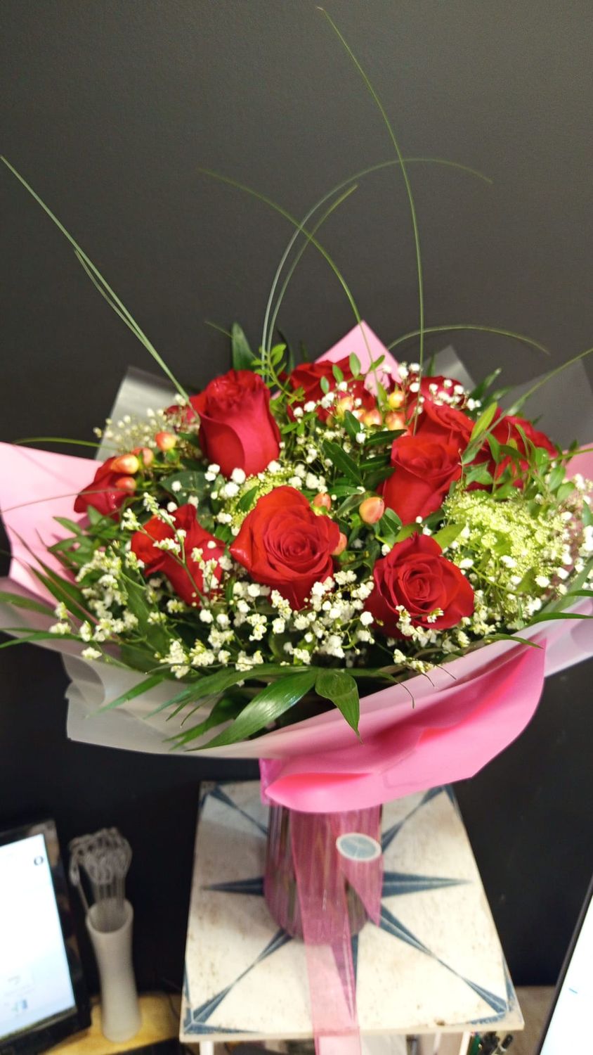 Ramo de 12 Rosas con jarrón