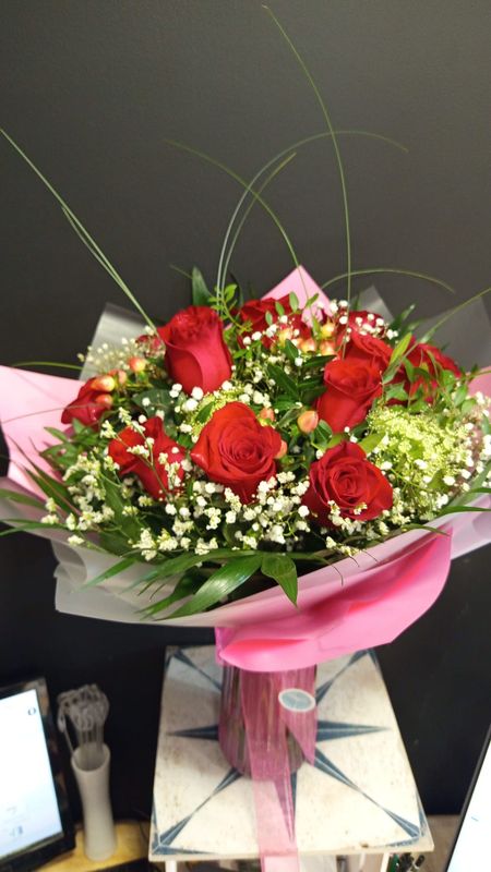 Ramo de 12 Rosas con jarrón Ramo de 12 Rosas con jarrón