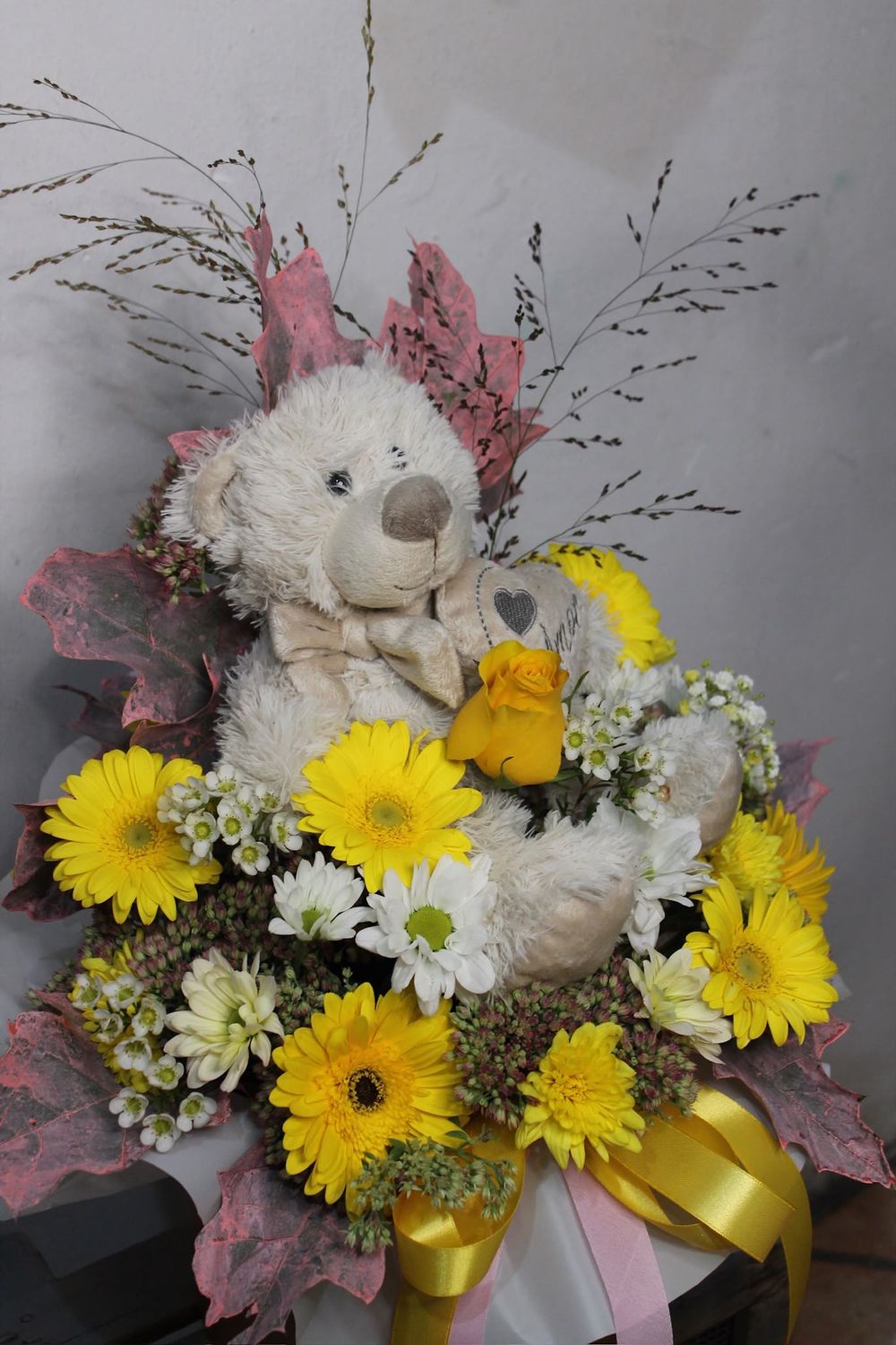 Centro de flor amarilla y blanca con peluche Centro de flor amarilla y blanca con peluche