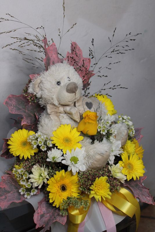 Centro de flor amarilla y blanca con peluche Centro de flor amarilla y blanca con peluche