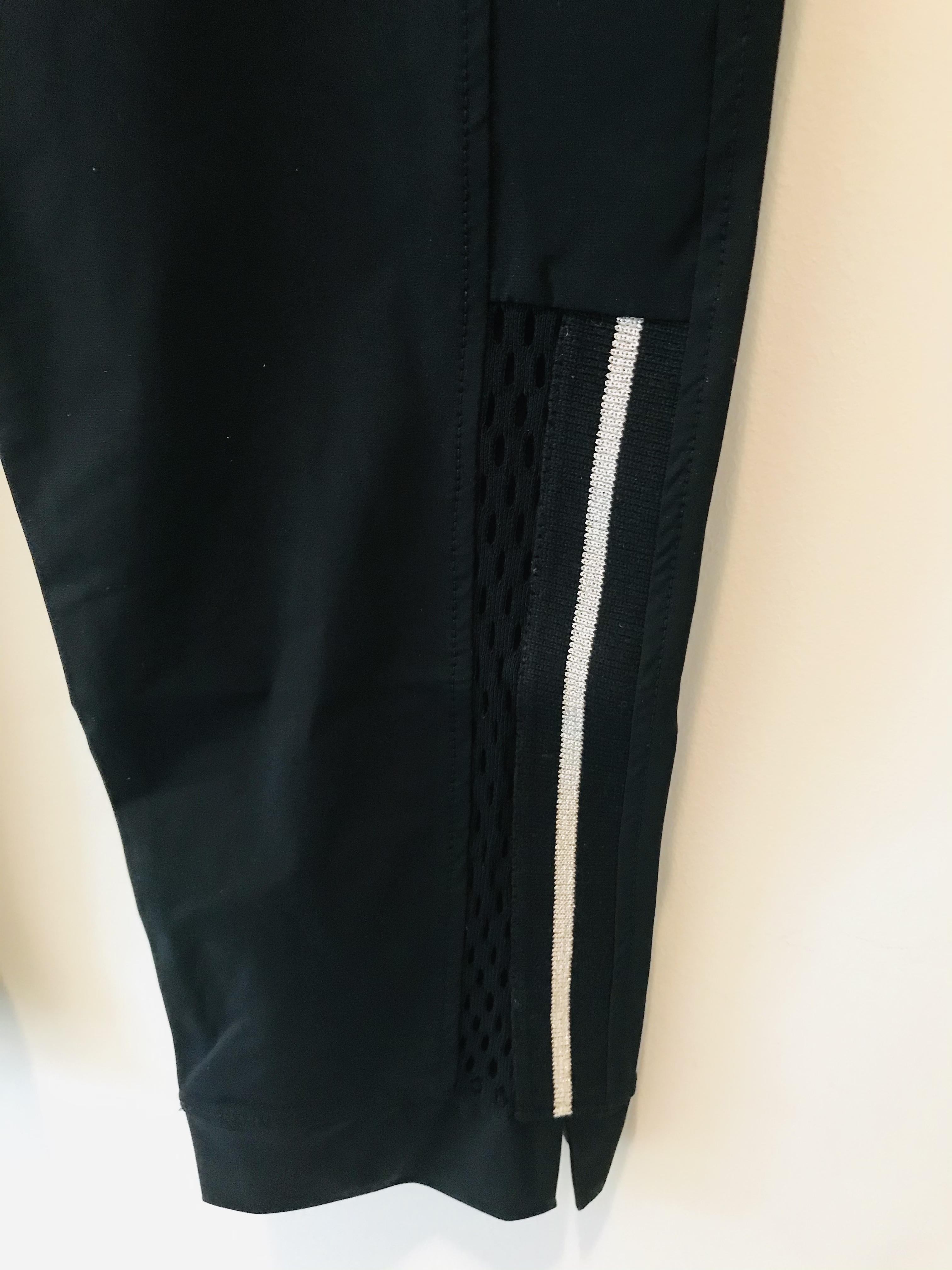 Maloka: Side Netted Comfy Cropped Legging In Black & Poppy Red!)