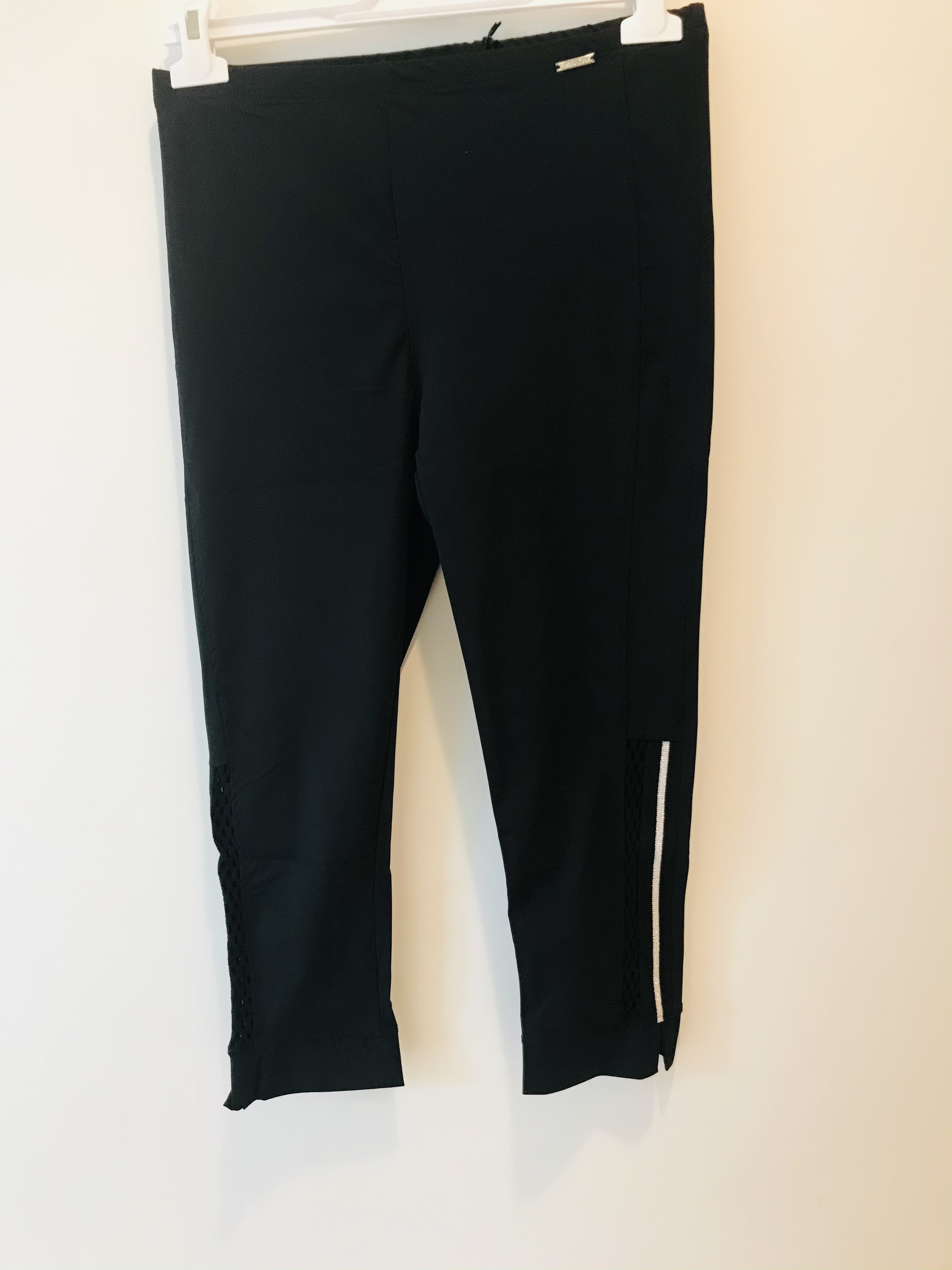 Maloka: Side Netted Comfy Cropped Legging In Black & Poppy Red!)